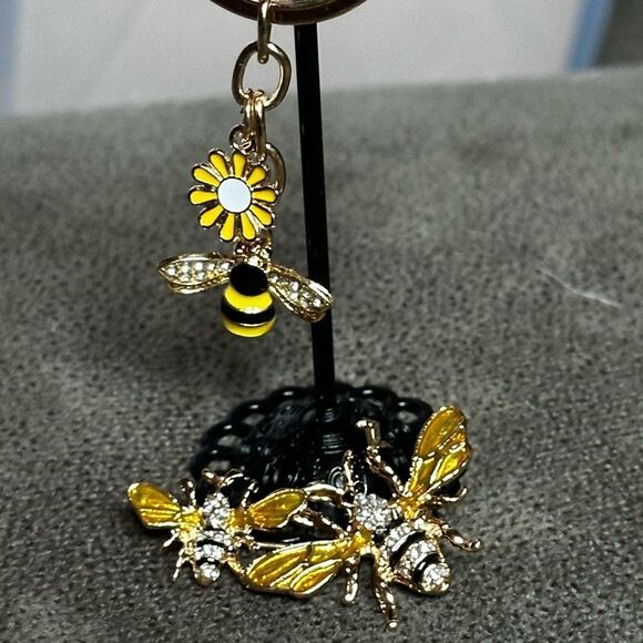 Elegant Gold and Yellow Bee Brooch and Key Chain combo - Picture 7 of 8